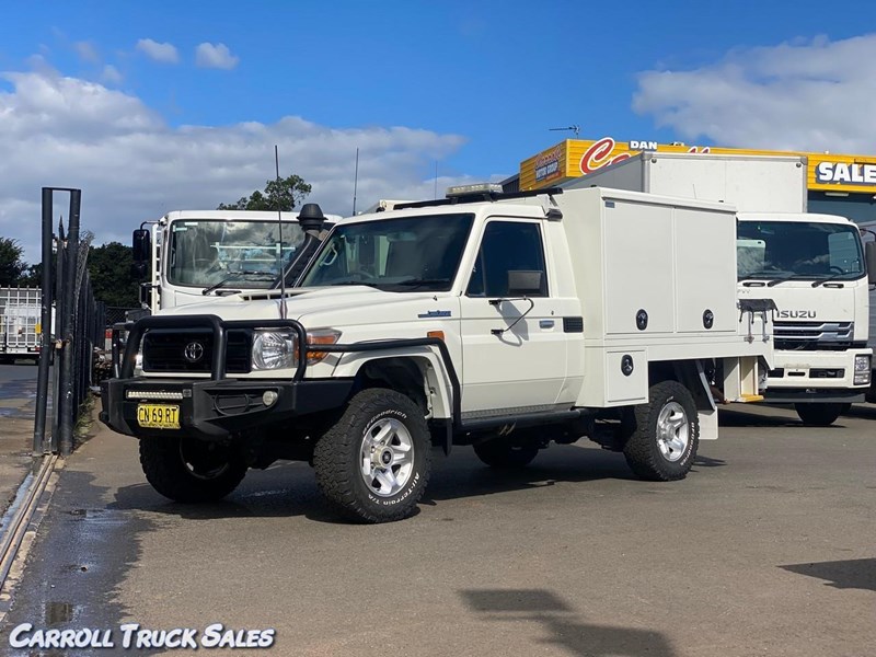 toyota landcruiser 885648 001