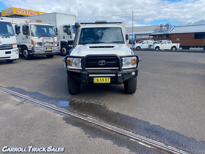 toyota landcruiser 885648 013