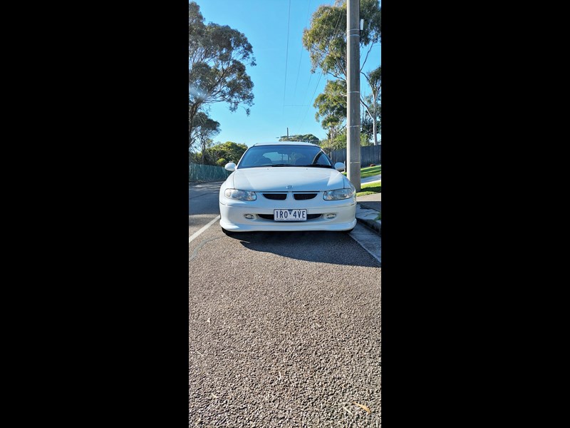 holden commodore 887702 003