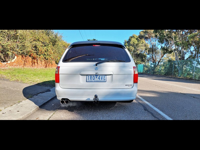 holden commodore 887702 005