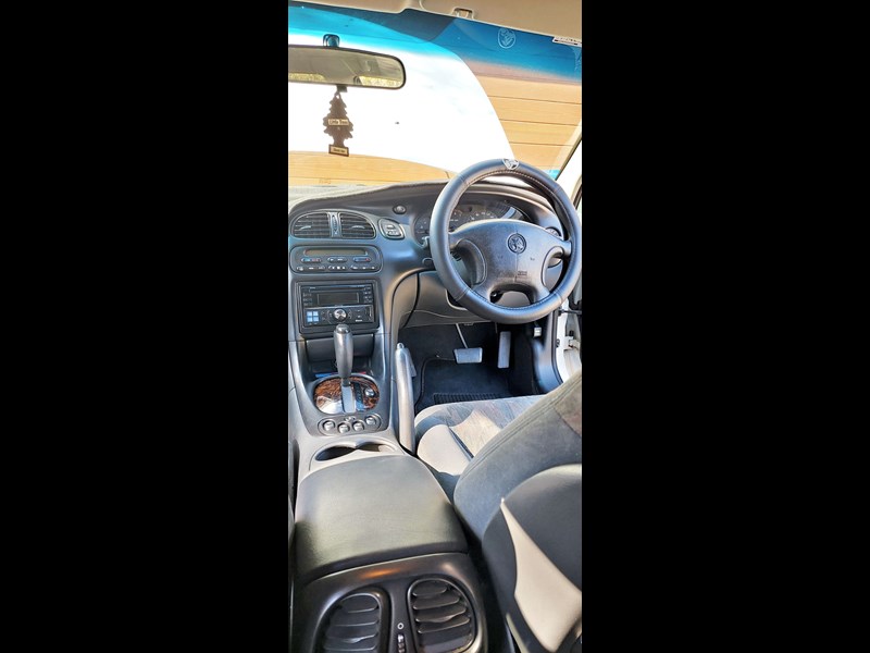 holden commodore 887702 019