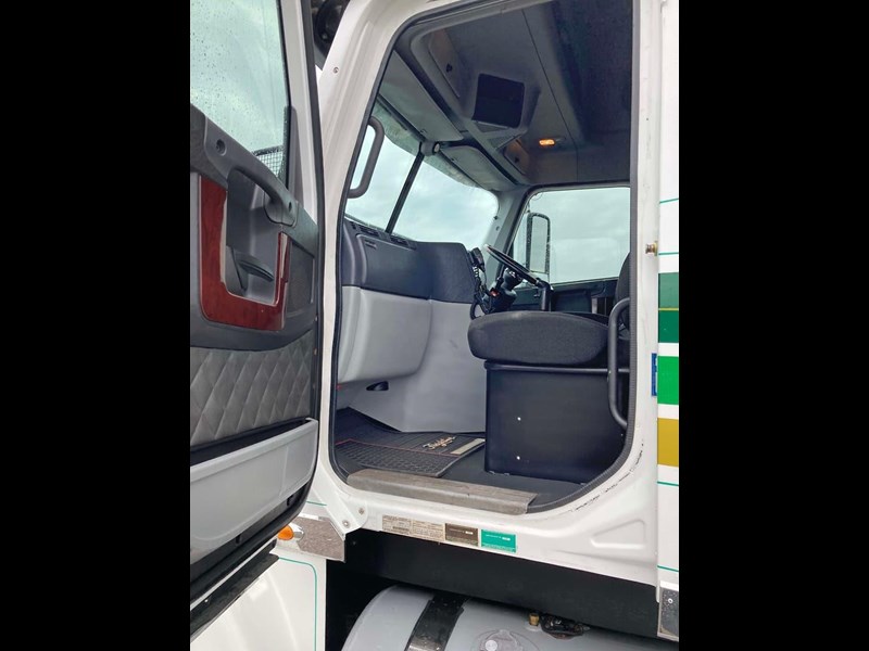 freightliner coronado 890824 041