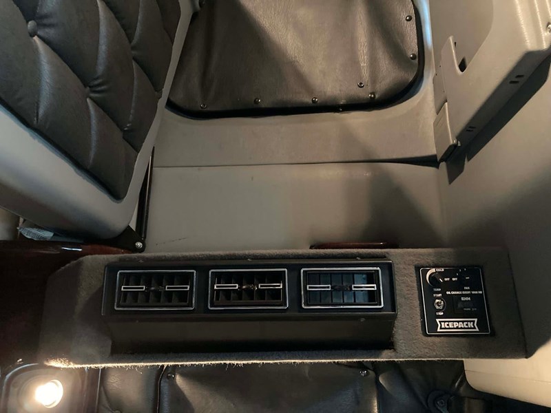 freightliner coronado 890824 049
