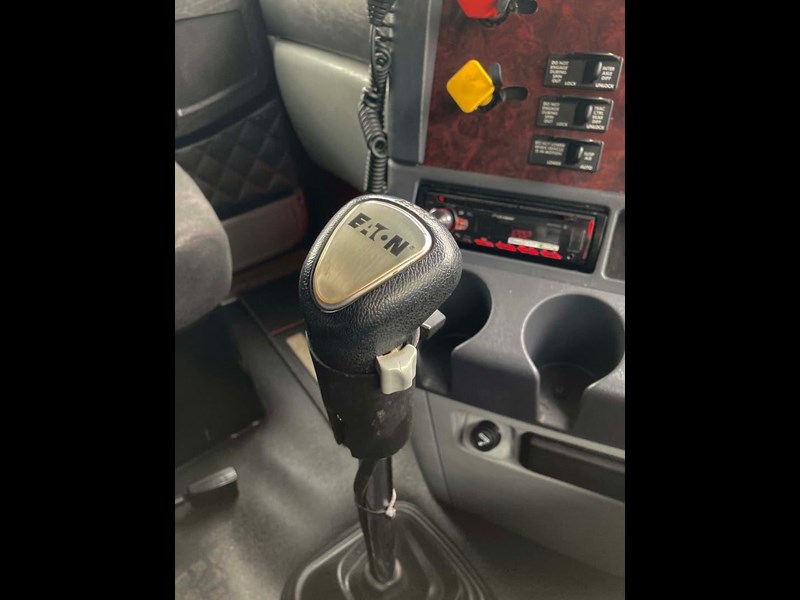 freightliner coronado 890824 013