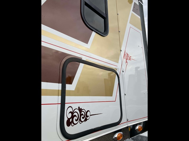freightliner coronado 883071 037