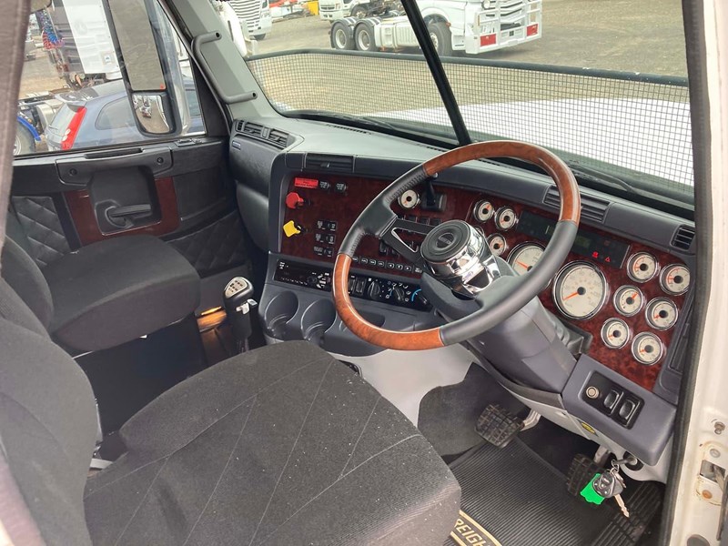 freightliner coronado 883071 005