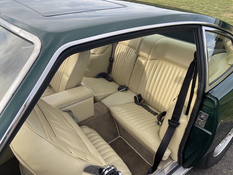 aston martin amv8 894249 007