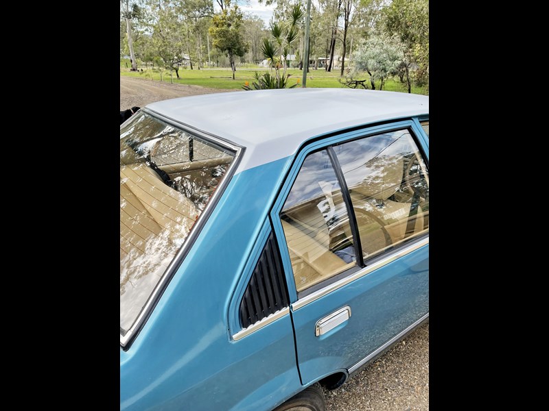 holden commodore 894319 025