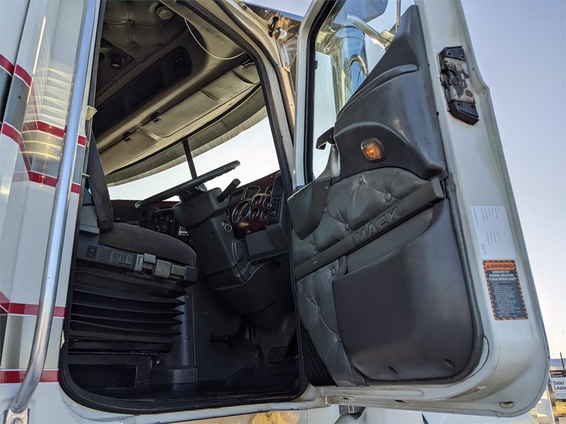 mack trident 894522 057