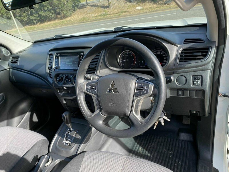 mitsubishi triton 895686 013