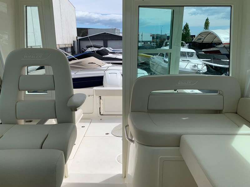 boston whaler 315 pilothouse 810918 031