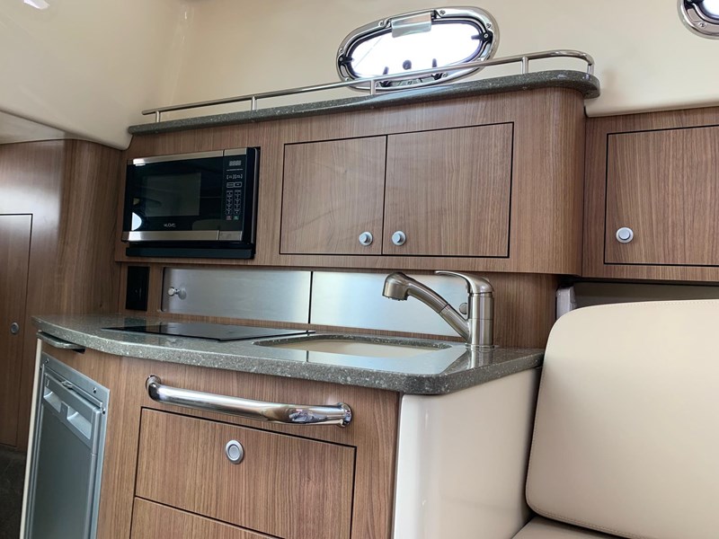 boston whaler 315 pilothouse 810918 039