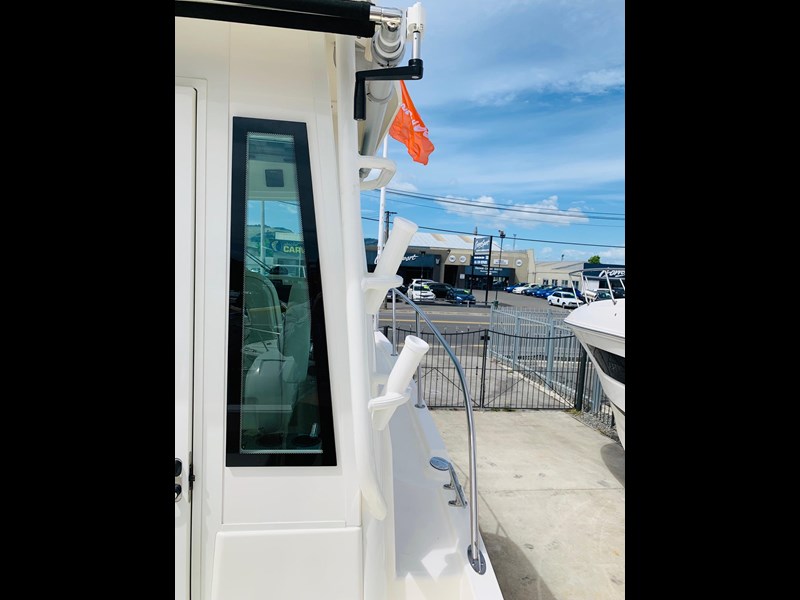 boston whaler 315 pilothouse 810918 053