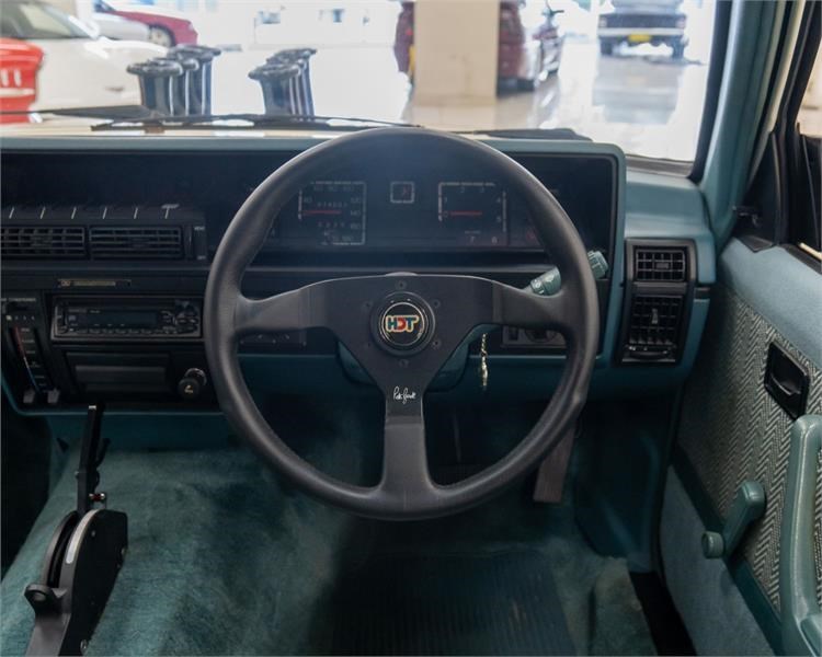 holden commodore 815600 017