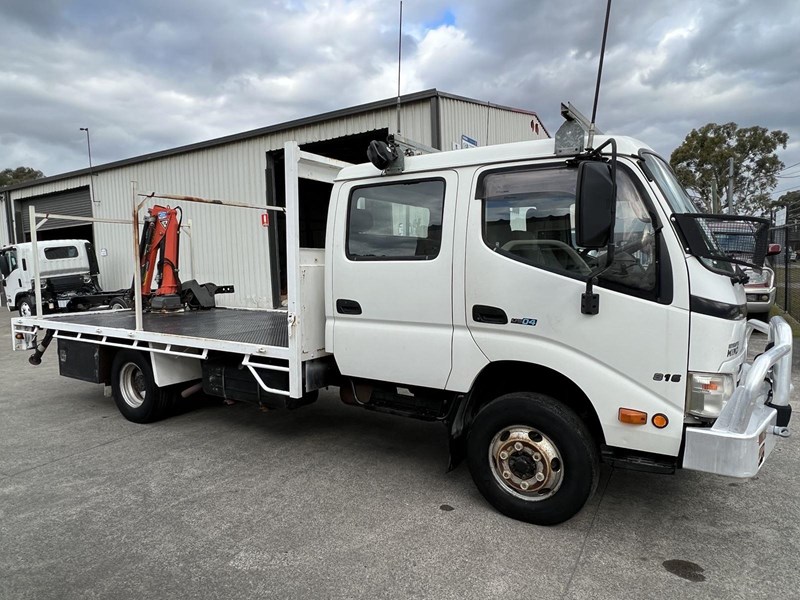 hino 300 series - 816 crew 896938 007
