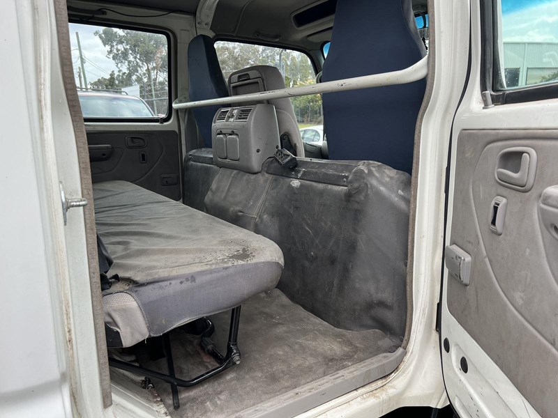 hino 300 series - 816 crew 896938 037