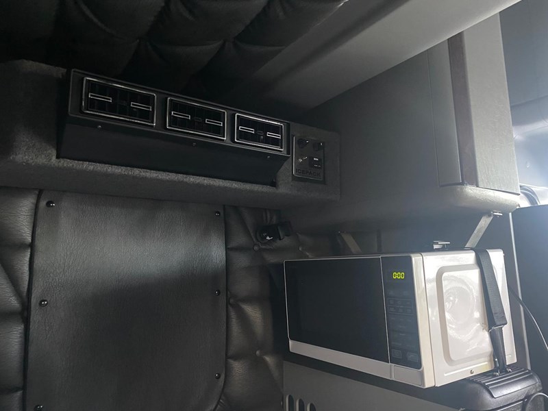 freightliner coronado 894486 017