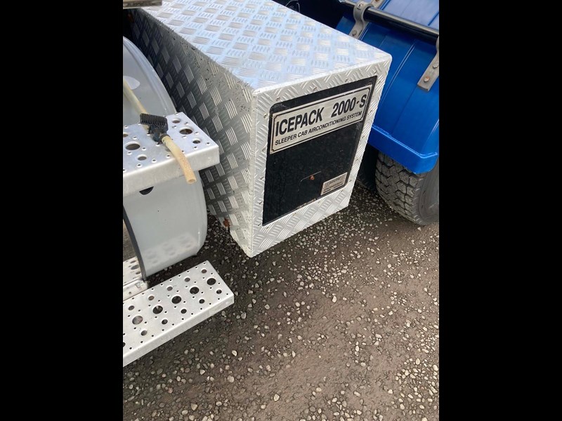 freightliner coronado 892938 029