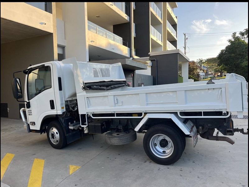 isuzu npr200 897228 001