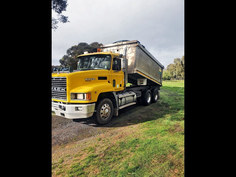 mack fleet-liner 897414 003