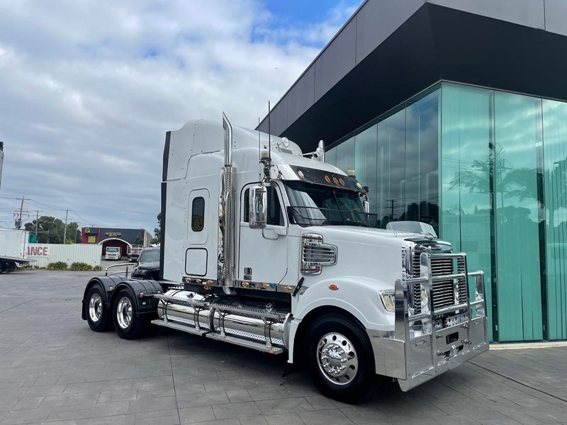 freightliner coronado 114 886404 001