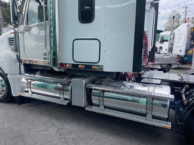 freightliner coronado 114 886404 013