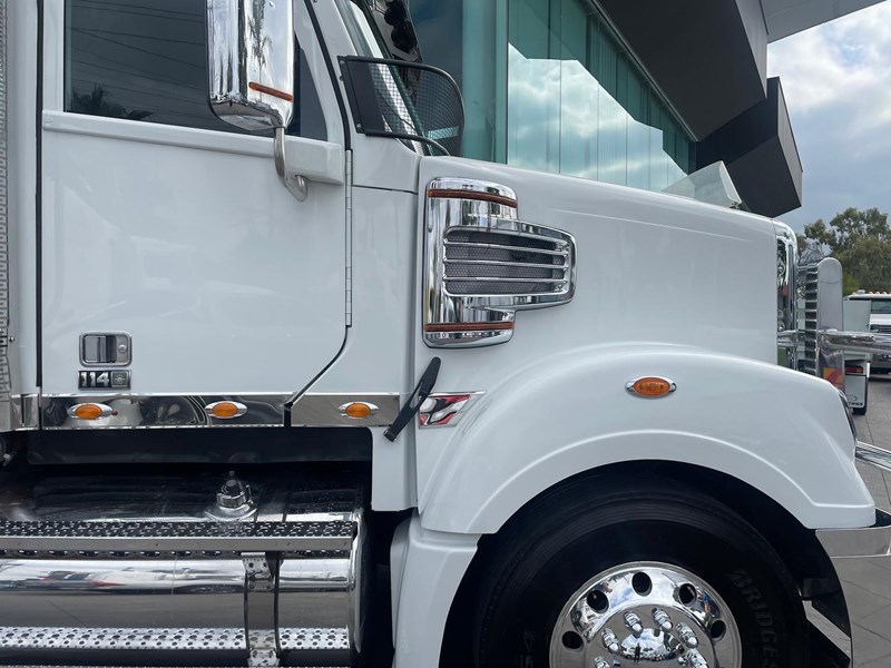 freightliner coronado 114 886404 027