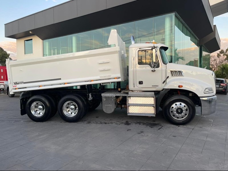 mack granite 889686 009