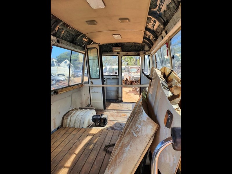 toyota coaster 900808 011