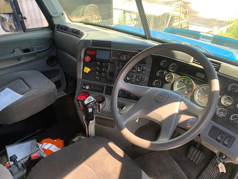 freightliner columbia 879810 019