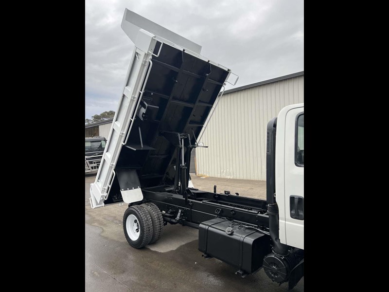 isuzu npr300 crew 900550 035