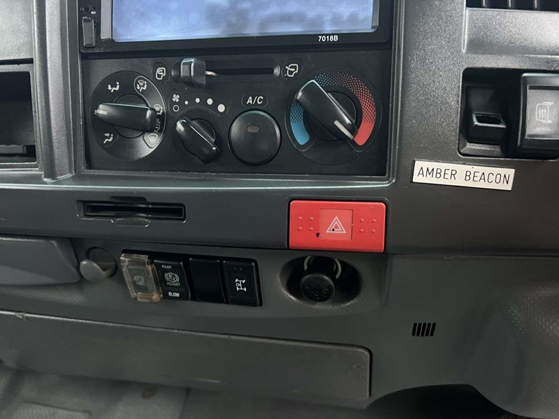 isuzu npr300 crew 900550 057
