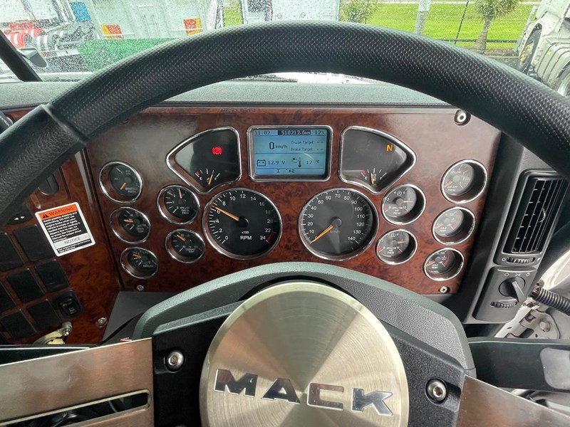 mack granite 895704 049