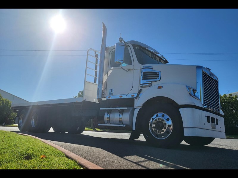 freightliner coronado 889316 001