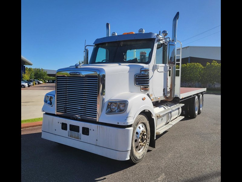freightliner coronado 889316 017