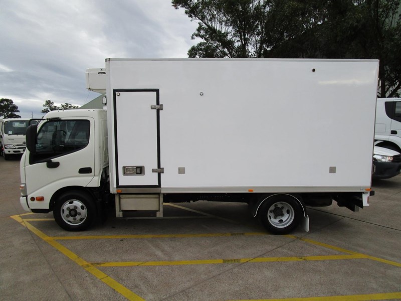 hino 300 series 889751 007