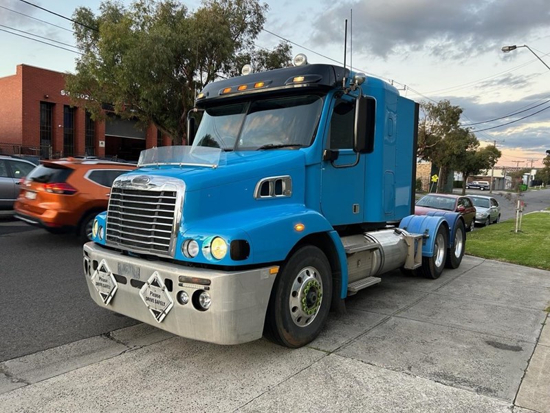 freightliner columbia cl112 946438 003