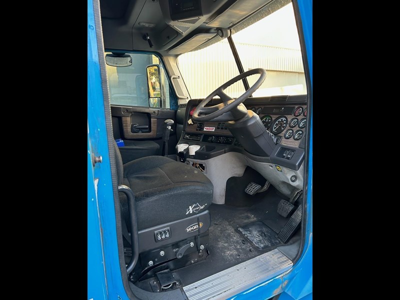 freightliner columbia cl112 946438 031