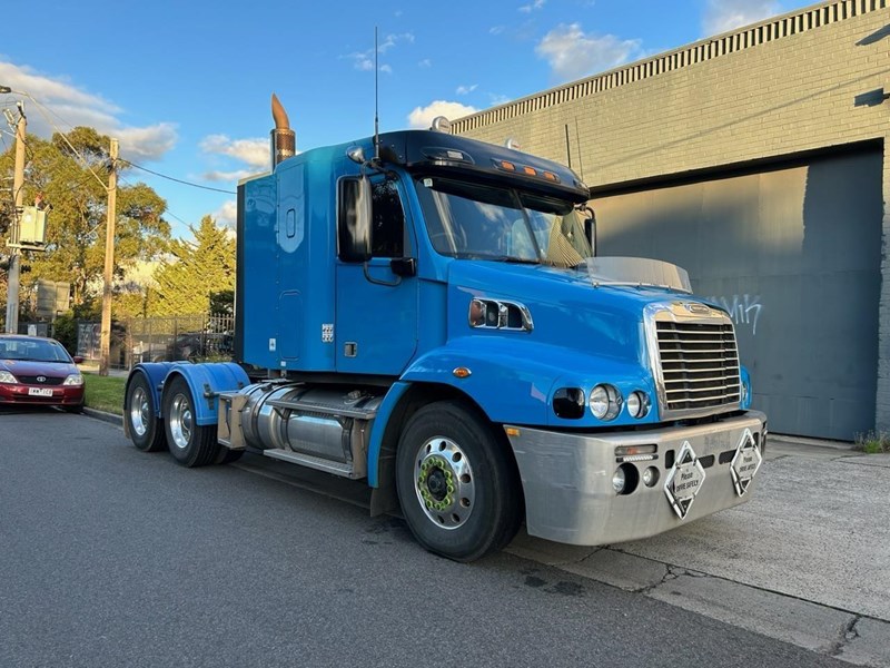 freightliner columbia cl112 946438 033