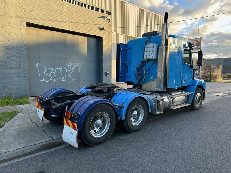 freightliner columbia cl112 946438 037