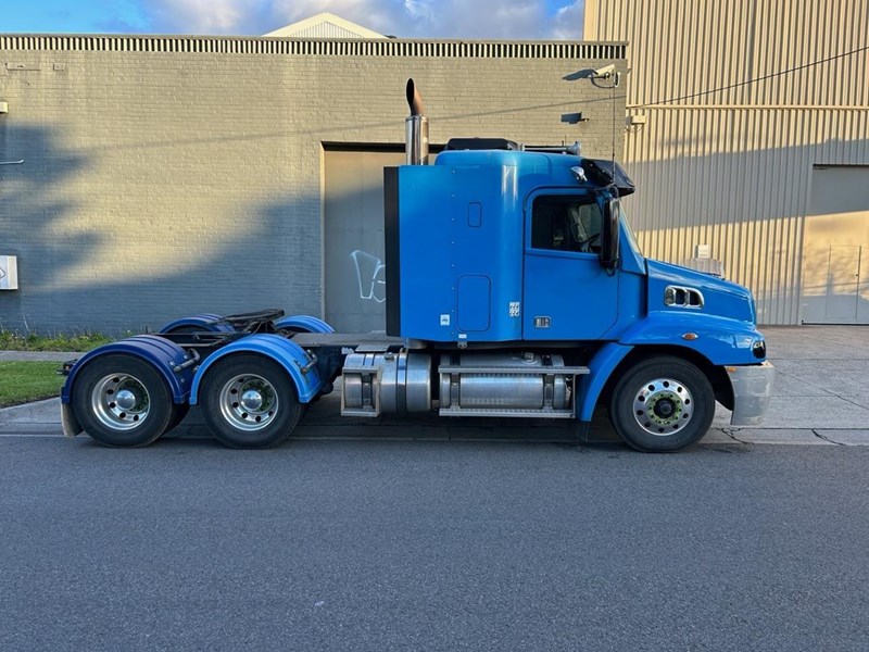 freightliner columbia cl112 946438 035