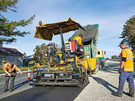 With an expandable screed, a wide range of jobs are possible with the Cat AP300, from a footpath to a 3m-wide run along a road.
