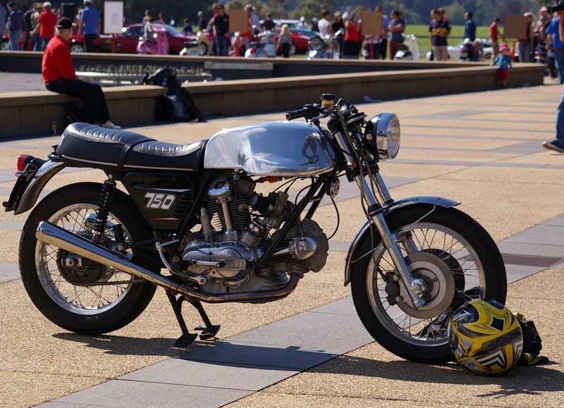 Auto Italia: Ducati 750