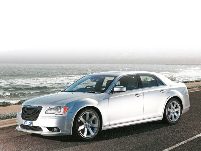 Chrysler 300D vs 300 SRT8