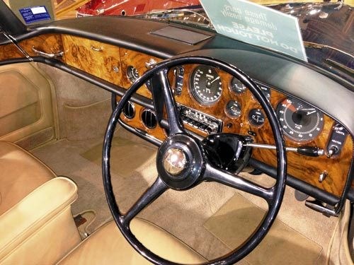 Discrete restored original unit for old car style