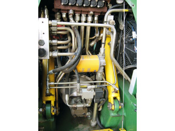 Kanga TD 825 hydraulic.jpg
