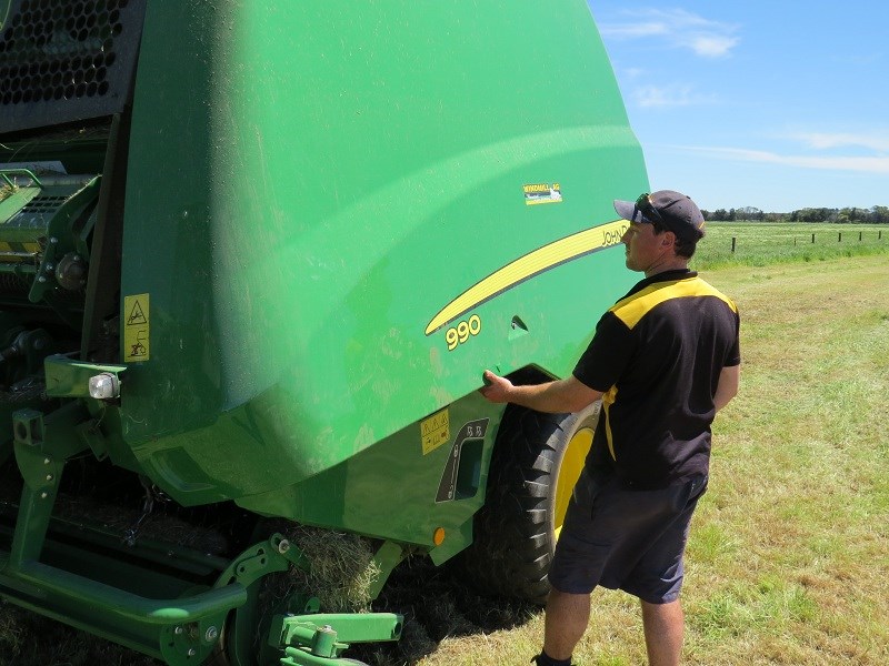 JD 990 variable chamber round baler latch servicing