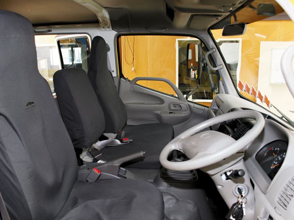 Hino-300,-interior-1m057.jpg