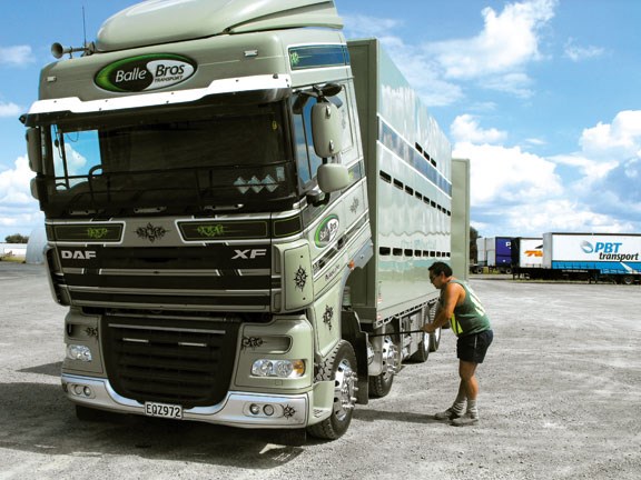 daf xf 105 truck engine access