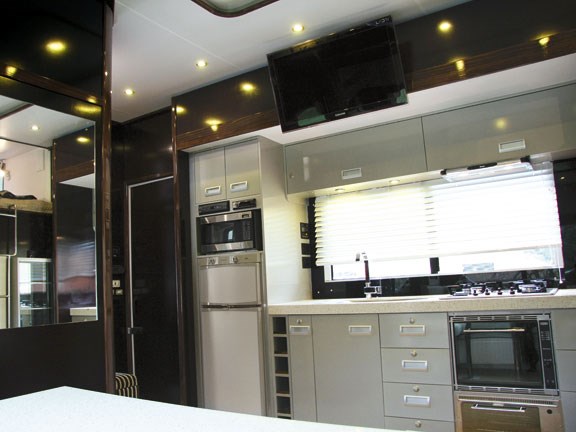 kitchen in Scania G 380 LB horse truck